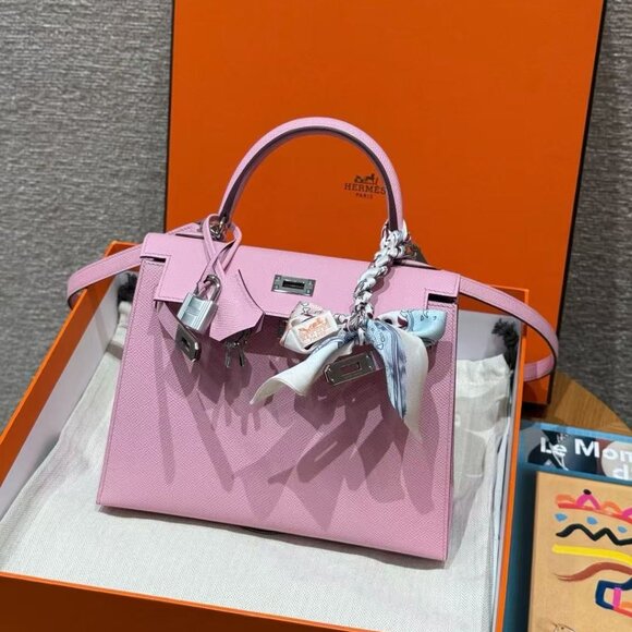 Classic Hermes Bag: A Stylish and Versatile Choice for Elegance - Picture 3 of 8